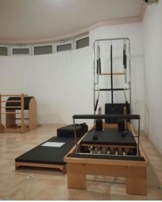 Reformador de Pilates del equipo del ejercicio de Pilates del acero de madera del OEM con el medio trapecio